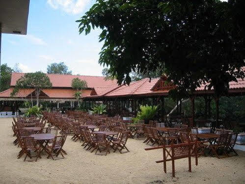 Bukit Keluang Beach Resort Kampung Raja Exterior foto